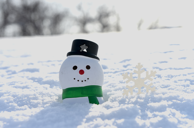 校舎脇に置かれた雪だるま