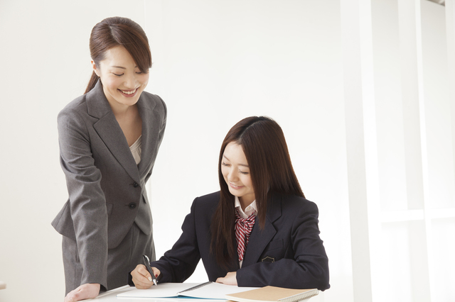 個別指導を受ける大学受験生
