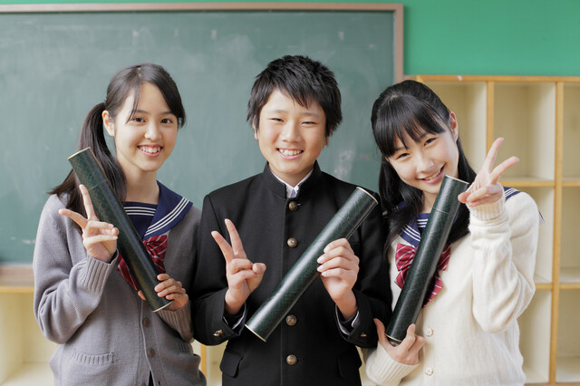 中学校の卒業生のイメージ