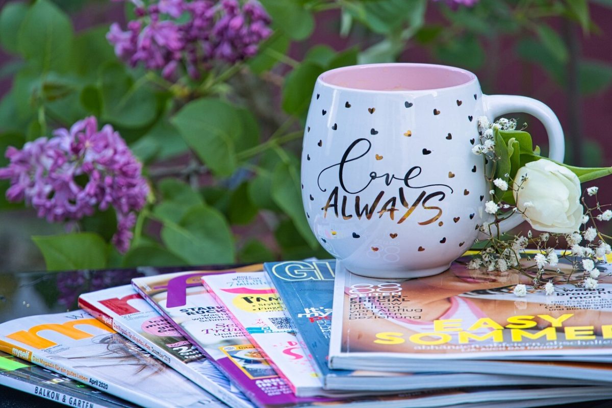 英語の雑誌とマグカップ