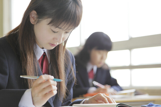 古典のノートを取る生徒