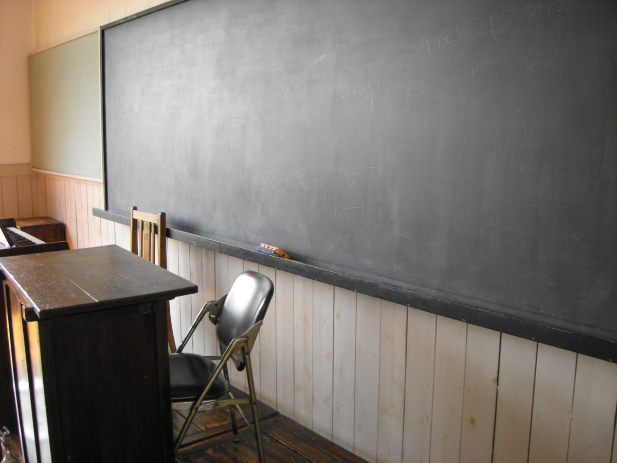 教師が読み聞かせを行う教壇